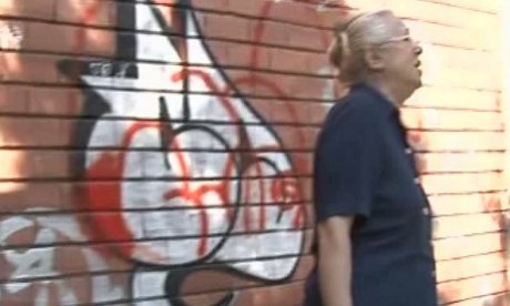 Graffitiző nagyi a lakónegyedben Graffiti
