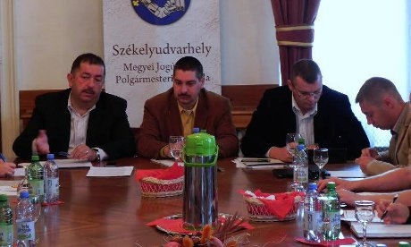 Az ülésvezető Kulcsár-Székely a polgármester és az alpolgármester között kulcsar1