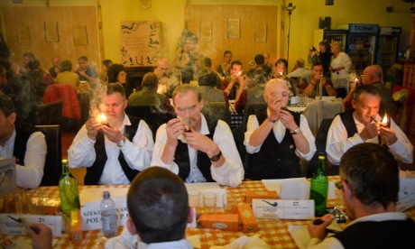 Negyvenen egyszerre gyújtottak rá. Fotó: Barabás Ákos pipaverseny1