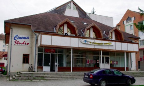Ma már nem vetítenek a moziban... Nincs mivel. A székelyudvarhelyi Studió Mozi épülete