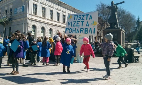 Megkínáltak egy pohár vízzel a kicsik Napközisek a székelyudvarhelyi Márton Áron téren a Víz Világnapja alkalmából vizet osztanak