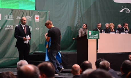Leveszik a székely zászlót a pulpitusról Victor Ponta beszéde előtt az RMDSZ 11. kongresszusán