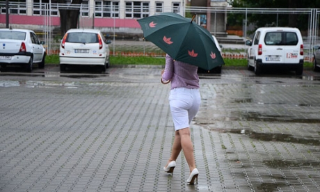 Politikusok be, RMDSZ-ernyő ki | Fotó: Csedő Attila Lány RMDSZ-ernyő alatt az RMDSZ 11. kongresszusán, Csíkszeredában