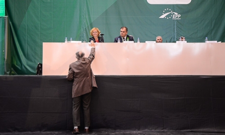 Dokumentum-átadás az RMDSZ 11. kongresszusán, Csíkszeredában