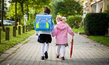 Elő a színes ceruzával és a legszebb emlékekkel! Kislányok iskolatáskával