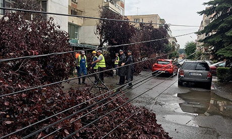 Fát, villanyoszlopot, kábelt és járművet sem kímélt a vihar fotó: Pál Edit Éva Fát, villanyoszlopot, kábelt és járművet sem kímélt a vihar fotó: Pál Edit Éva