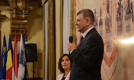 Felnéznek rá. Száva Enikő és Kövér László, az Országgyűlés elnöke. fotó: P. E. É. Felnéznek rá. Száva Enikő és Kövér László, az Országgyűlés elnöke. fotó: P. E. É.