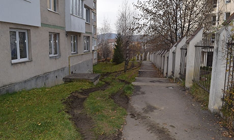Tájseb a tömbház mellett