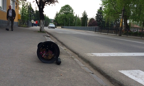 feldőlt szemetes
