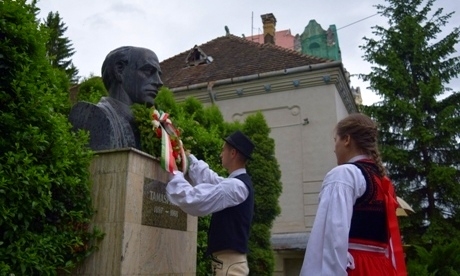 Koszorúzzák Tamási Áron szobrát, fotó: Gál Előd Tamasi emlekmusor 1