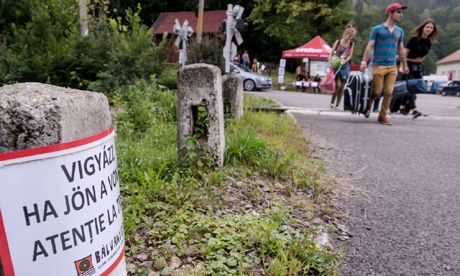 Több a figyelmeztető tábla Tusványoson, fotó: MTI/Veres Nándor tusvanyosmedvevonat