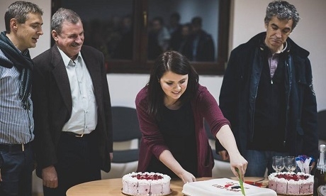 Vass Orsolya elnök szeleteli a tortát, fotó: Mihály Csongor uffszulinap2