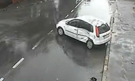 Keresztbe fordult, majd beleesett Baleset-ramnicuvalcea