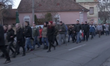 A tüntetők a székely és a magyar himnusz eléneklése után békésen távoztak. Tuntetes-Kezdi