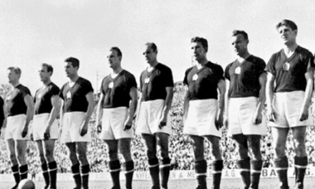 Grosics – Buzánszky, Lóránt, Lantos – Bozsik, Zakariás – Budai, Kocsis, Hidegkúti, Puskás, Czibor. Ha ránézünk e nevekre, csak egy szó juthat az eszünkbe: ARANYCSAPAT. Grosics – Buzánszky, Lóránt, Lantos – Bozsik, Zakariás – Budai, Kocsis, Hidegkúti, Puskás, Czibor. Ha ránézünk e nevekre, csak egy szó juthat az eszünkbe: ARANYCSAPAT.