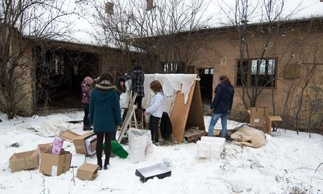 hajlektalan hajlék, A város és lakói